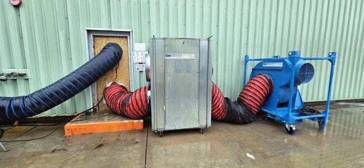 Filterbox verbonden met twee FV900-ventilatoren voor het reinigen van de afgevoerde lucht op een bouwsite.